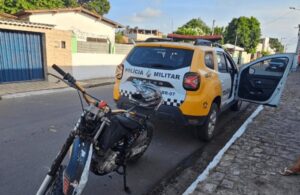 Menores são flagrados pilotando motocicleta e pais terminam presos pelo Batalhão Rodoviário