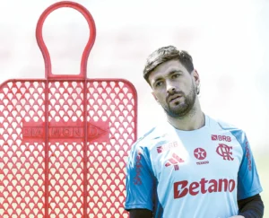 Arrascaeta vai passar por cirurgia após fraturar clavícula em jogo do Flamengo na Libertadores