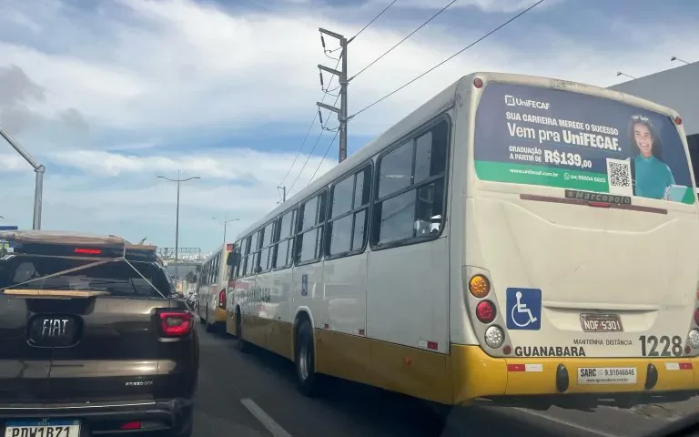 A ampliação do número de linhas também visa atender a regiões que atualmente sofrem com a baixa oferta de veículos, além de facilitar integrações e conexões entre bairros e zonas da cidade. O limite de espera de até 30 minutos, se efetivamente fiscalizado, poderá corrigir uma das queixas mais recorrentes dos usuários: a demora excessiva nas paradas. O processo de licitação, que já se arrasta há anos, ganha agora contornos mais definidos e um cronograma mais claro. A expectativa é que, com a publicação do edital em 2025 e a assinatura dos contratos, a cidade inicie uma nova fase na mobilidade urbana, com foco em melhorias reais no atendimento ao cidadão.