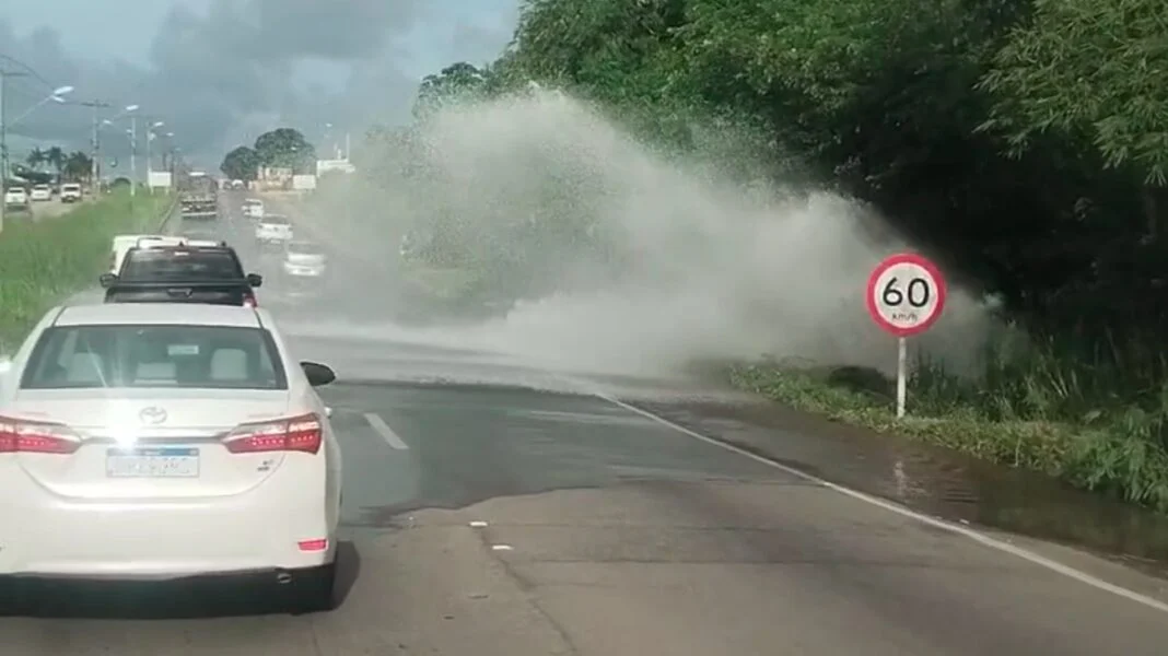 Motoristas fizeram fila para usar só uma faixa da BR-406 enquanto jorrava água | Foto: Reprodução