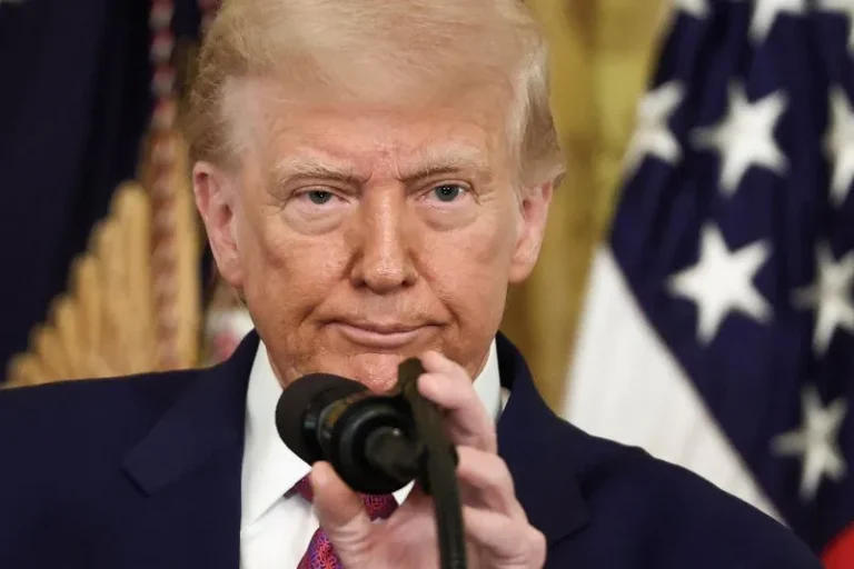 Trump chama Powell de “muito atrasado” e sugere corte de juros pelo Fed