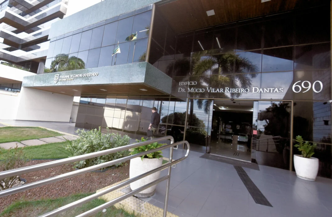 Saúde e educação são áreas com mais acúmulos ilegais de cargos, afirma TCE