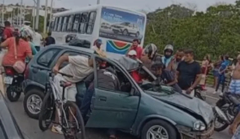 Motoqueiro atravessa para-brisa de carro após acidente com ônibus na Felizardo Moura