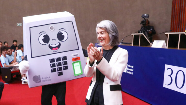 TSE apresenta mascote‘Pilili’ em comemoração aos 30 anos da urna eletrônica