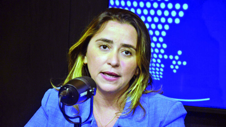 Samanda mira Senado como voz de Lula