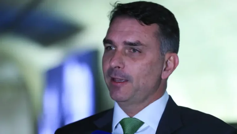 Flávio aciona STF para afastar Moraes de processo sobre filme de Bolsonaro